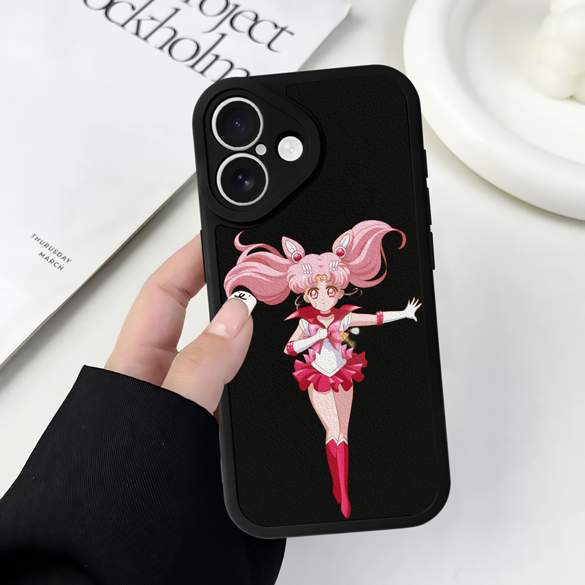 （画像用） 美少女戦士セーラームーン ちびうさ Sailor Moon Chibiusa Tsukino Usagi Small Lady Serenity 【iPhone 16シリーズ対応】シリコンスマホケース（レザー調） 材質：シリコン